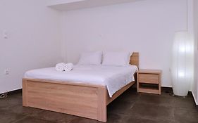 Koukaki, A Minimal Studio